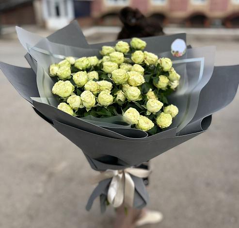 Букет Белые кустовые розы Солинеро в Шумячи