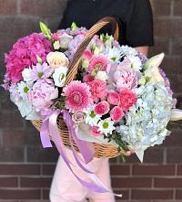 Композиция солнечный день в Шумячи Цветочная композиция из Розы, Хризантемы, Пионы и Лизиантусы в корзине в Шумячи