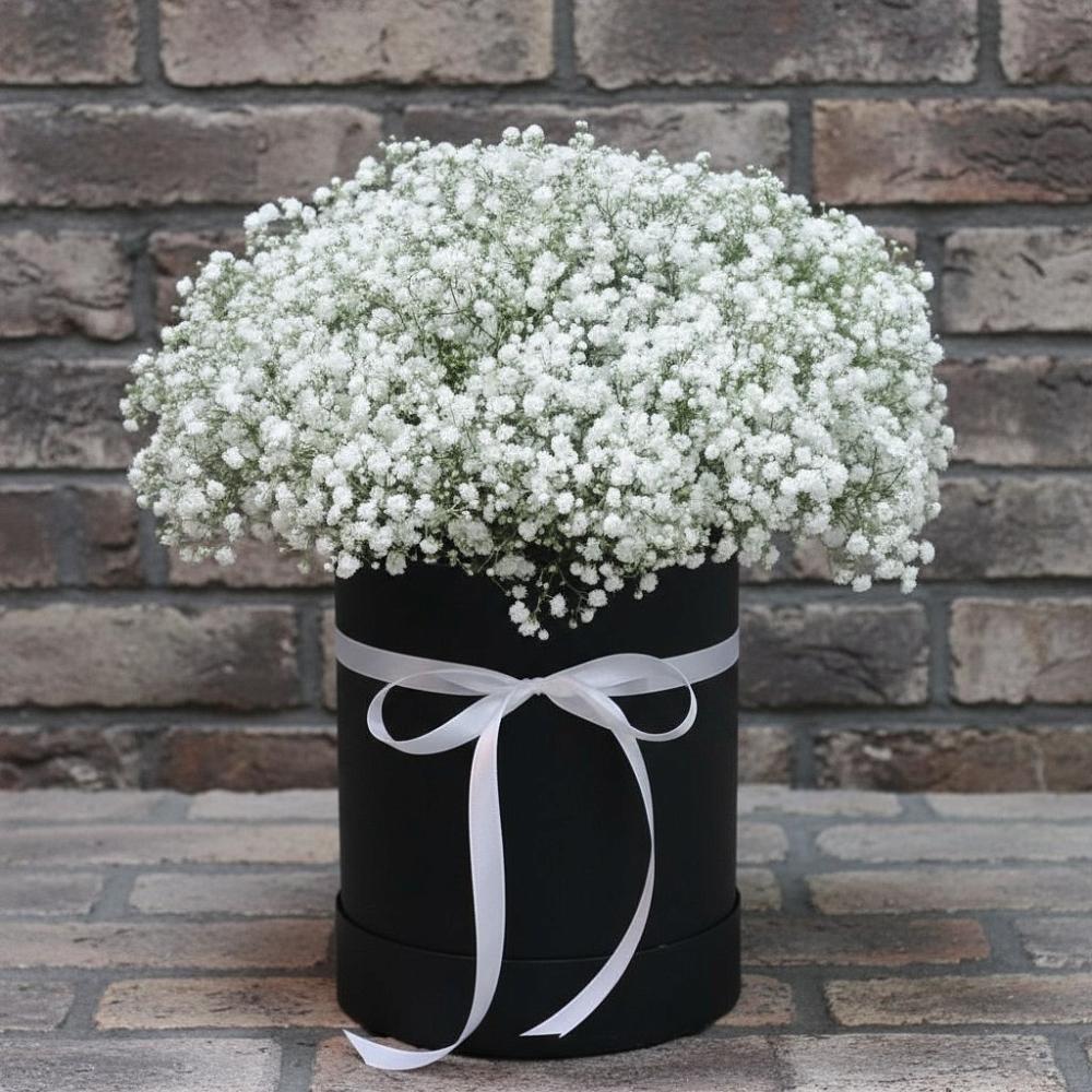 Цветочная композиция из Гипсофила в шляпной коробке в Шумячи