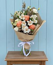 Букет цветов из:  Альстромерии, Лизиантусы, Розы и Хризантемы в Шумячи