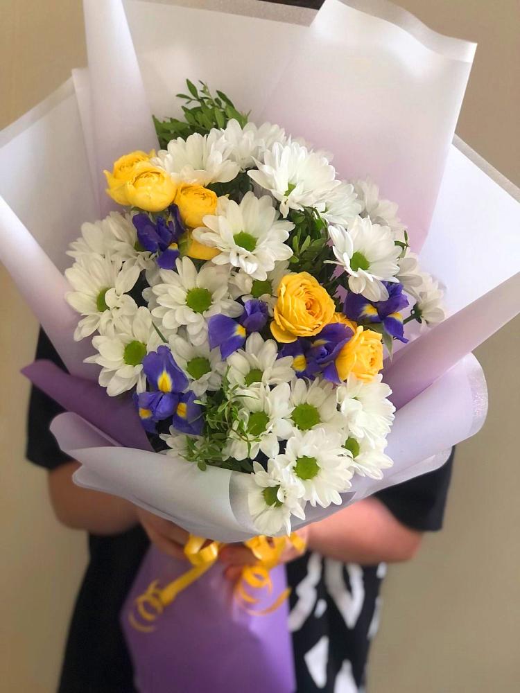 Букет цветов из: Ирисы, Хризантемы и Розы в Шумячи