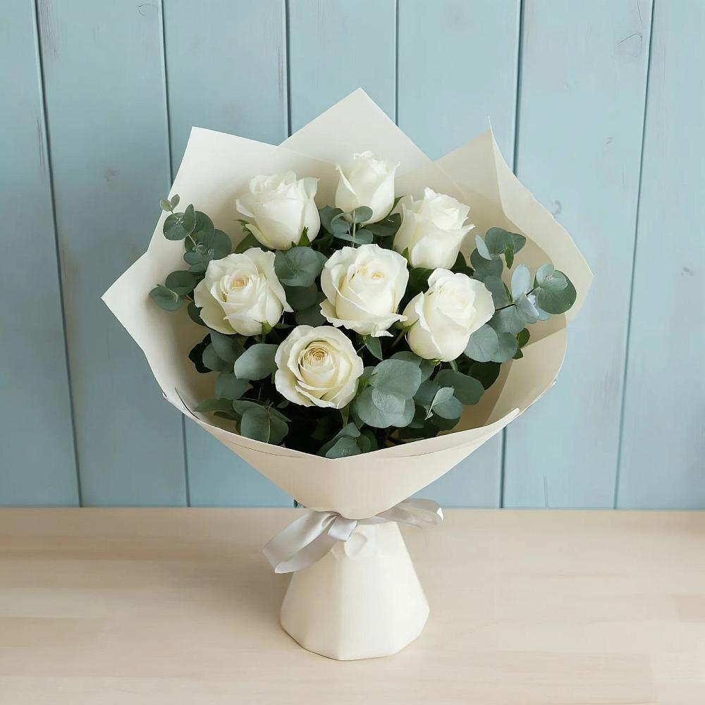 Букет Белые розы в Эвкалипте в Шумячи