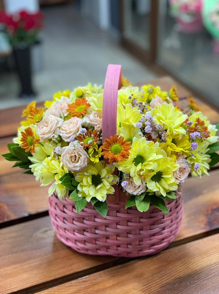 Цветочная композиция из Хризантемы и Розы в корзине в Шумячи