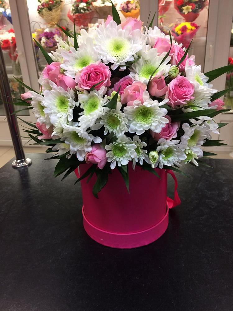 Цветочная композиция из Розы и Хризантемы в шляпной коробке в Шумячи