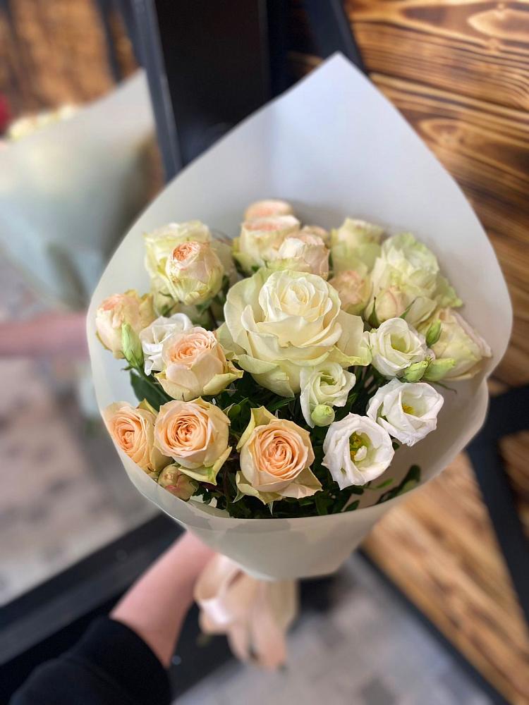 Букет цветов из: Розы и Лизиантусы в Шумячи